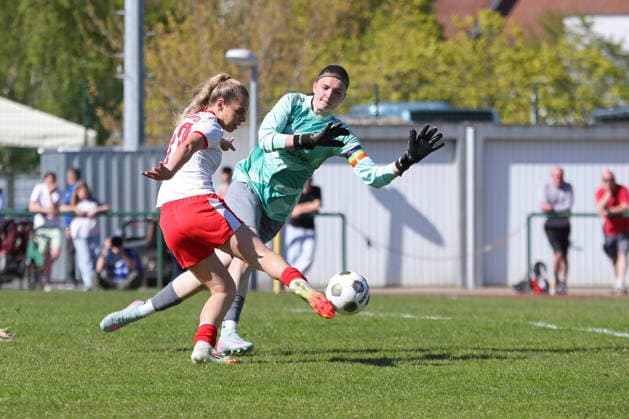 Sachsenpokal-Finale Frauen: Chemnitzer FC - RB Leipzig II; 01.05.2026 Mia Werner (10, RB Leipzig II U20) erzielt gegen Torwart Franziska Frohs (1, Chemnitzer FC) das Tor zum 3:0. Sachsenpokal-Finale der Frauen Sachsenlotto-Landespokal: Chemnitzer FC vs. RB Leipzig II U20 im Auenstadion Flöha, 01.05.2026. Copyright: xBEAUTIFULxSPORTS JanxKaeferx