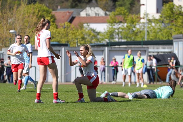 Sachsenpokal-Finale Frauen: Chemnitzer FC - RB Leipzig II; 01.05.2026 Mia Werner (10, RB Leipzig II U20) bejubelt noch im knien ihr Tor zum 3:0. Sachsenpokal-Finale der Frauen Sachsenlotto-Landespokal: Chemnitzer FC vs. RB Leipzig II U20 im Auenstadion Flöha, 01.05.2026. Copyright: xBEAUTIFULxSPORTS JanxKaeferx