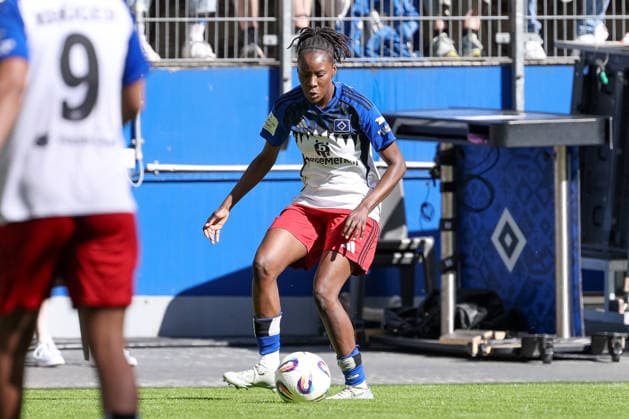 Magou Doucoure (Hamburger SV, HSV, 2) am Ball, Einzelbild, Ganzkörper, Aktion, Action, Spielszene, DIE DFB-RICHTLINIEN UNTERSAGEN JEGLICHE NUTZUNG VON FOTOS ALS SEQUENZBILDER UND ODER VIDEOÄHNLICHE FOTOSTRECKEN. DFB REGULATIONS PROHIBIT ANY USE OF PHOTOGRAPHS AS IMAGE SEQUENCES AND OR QUASI-VIDEO., 01.05.2026, Hamburg (Deutschland), Fussball, Google Pixel Frauen-Bundesliga, Hamburger SV - 1. FC Union Berlin