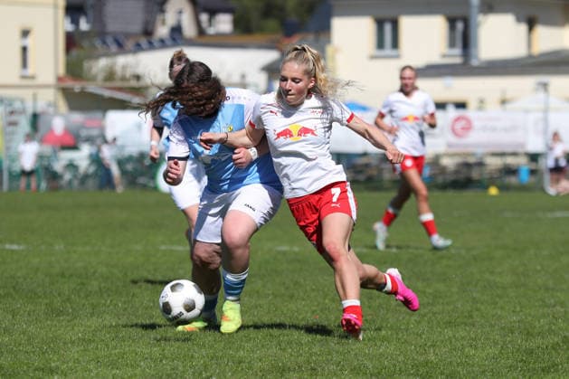 Sachsenpokal-Finale Frauen: Chemnitzer FC - RB Leipzig II; 01.05.2026 Nancy Kiesewalter (14, Chemnitzer FC) gegen Charlotte Heckler (7, RB Leipzig II U20). Sachsenpokal-Finale der Frauen Sachsenlotto-Landespokal: Chemnitzer FC vs. RB Leipzig II U20 im Auenstadion Flöha, 01.05.2026. Copyright: xBEAUTIFULxSPORTS JanxKaeferx