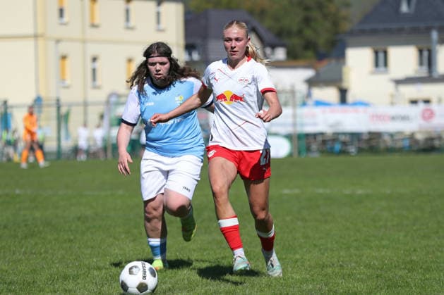 Sachsenpokal-Finale Frauen: Chemnitzer FC - RB Leipzig II; 01.05.2026 Emma Jensen (27, RB Leipzig II U20) vor Nancy Kiesewalter (14, Chemnitzer FC). Sachsenpokal-Finale der Frauen Sachsenlotto-Landespokal: Chemnitzer FC vs. RB Leipzig II U20 im Auenstadion Flöha, 01.05.2026. Copyright: xBEAUTIFULxSPORTS JanxKaeferx