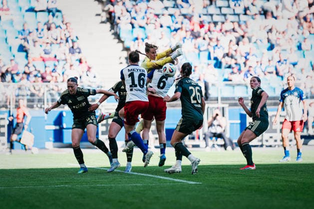 Google Pixel Frauen-Bundesliga: Hamburger SV vs. 1. FC Union Berlin, 01.05.2026 Cara Bösl (1. FC Union Berlin, 1) verfehlt den Ball; Fußball, Google Pixel Frauen-Bundesliga, 24. Spieltag: Hamburger SV vs. 1. FC Union Berlin am 01.05.2026 im Volksparkstadion, Hamburg DFB REGULATIONS PROHIBIT ANY USE OF PHOTOGRAPHS AS IMAGE SEQUENCES AND OR QUASI-VIDEO. Copyright: xBEAUTIFULxSPORTS Tonhäuserx