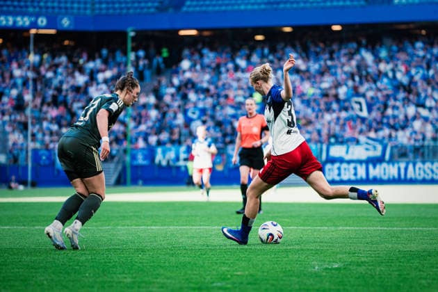 Google Pixel Frauen-Bundesliga: Hamburger SV vs. 1. FC Union Berlin, 01.05.2026 Paulina Bartz (Hamburger SV, 37) flankt den Ball; Fußball, Google Pixel Frauen-Bundesliga, 24. Spieltag: Hamburger SV vs. 1. FC Union Berlin am 01.05.2026 im Volksparkstadion, Hamburg DFB REGULATIONS PROHIBIT ANY USE OF PHOTOGRAPHS AS IMAGE SEQUENCES AND OR QUASI-VIDEO. Copyright: xBEAUTIFULxSPORTS Tonhäuserx