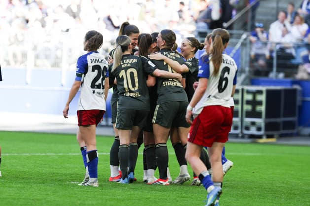 2026.05.01 xfsx Fussball Google Pixel Frauen- Bundesliga Hamburger Sportverein - 1.FC Union Berlin v.l. Die Mannschaft von Union Berlin feiert das Tor zum 1:0 (DFL regulations prohibit any use of photographs as image sequences and or quasi-video. Copyright: HMBxMedia FernandoxSoares