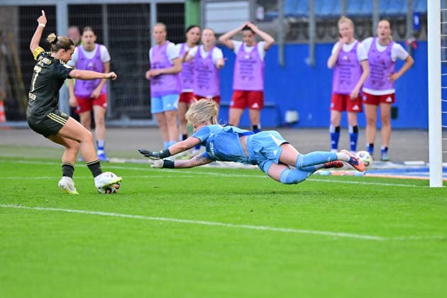 Fußball I Frauen I Saison 2025-2026 I Bundesliga I 24. Spieltag I Hamburger SV - 1. FC Union Berlin I 01.05.2026 Lisa Heiseler (7, 1. FC Union Berlin) kann den Ball nicht an Lea Paulick (25, Hamburger SV) vorbei bringen. Hamburg Volksparkstadion Hamburg Deutschland Copyright: xLobeca WolfxGebhardtx