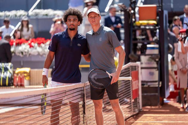 Mutua Madrid Open - Day Twelve MADRID, SPAIN - MAY 1: Arthur Fils of France and Jannik Sinner of Italy are seen posing for the official photo prior to the MenÕs Singles Semi-Final match on day Twelve during the Mutua Madrid Open 2026 tournament celebrated at La Caja Magica on May 1, 2026 in Madrid, Spain. Madrid La Caja Magica Madrid Spain Copyright: xAlbertoxGardinx AGardin_20260501_Tennis_Madrid_Day12_0093