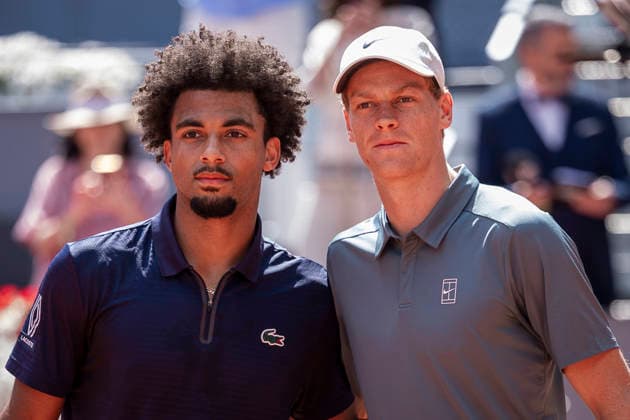 Mutua Madrid Open - Day Twelve MADRID, SPAIN - MAY 1: Arthur Fils of France and Jannik Sinner of Italy are seen posing for the official photo prior to the MenÕs Singles Semi-Final match on day Twelve during the Mutua Madrid Open 2026 tournament celebrated at La Caja Magica on May 1, 2026 in Madrid, Spain. Madrid La Caja Magica Madrid Spain Copyright: xAlbertoxGardinx AGardin_20260501_Tennis_Madrid_Day12_0094