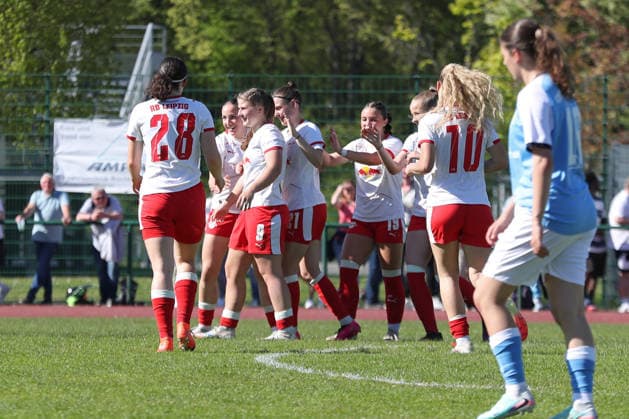 Sachsenpokal-Finale Frauen: Chemnitzer FC - RB Leipzig II; 01.05.2026 Alexandra Scheffler (9, RB Leipzig II U20 mitte) wird für ihr Tor gefeiert. Sachsenpokal-Finale der Frauen Sachsenlotto-Landespokal: Chemnitzer FC vs. RB Leipzig II U20 im Auenstadion Flöha, 01.05.2026. Copyright: xBEAUTIFULxSPORTS JanxKaeferx