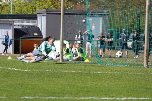 Sachsenpokal-Finale Frauen: Chemnitzer FC - RB Leipzig II; 01.05.2026 Torwart Franziska Frohs (1, Chemnitzer FC) muss den Ball passieren lassen, Tor für RB Leipzig II. Sachsenpokal-Finale der Frauen Sachsenlotto-Landespokal: Chemnitzer FC vs. RB Leipzig II U20 im Auenstadion Flöha, 01.05.2026. Copyright: xBEAUTIFULxSPORTS JanxKaeferx