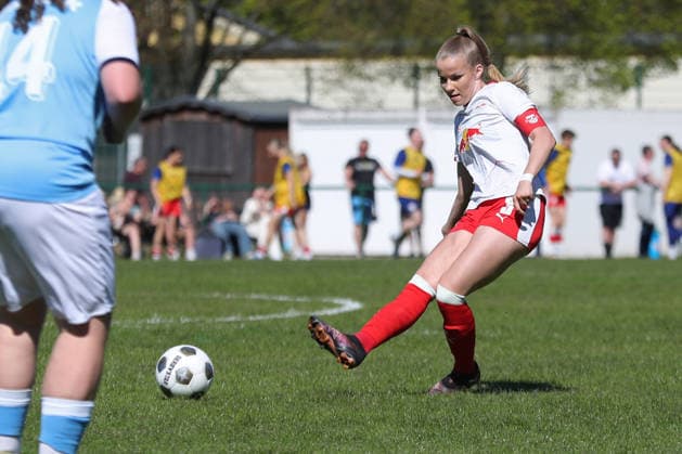 Sachsenpokal-Finale Frauen: Chemnitzer FC - RB Leipzig II; 01.05.2026 Kapitänin Nele Braunsdorf (3, RB Leipzig II U20). Sachsenpokal-Finale der Frauen Sachsenlotto-Landespokal: Chemnitzer FC vs. RB Leipzig II U20 im Auenstadion Flöha, 01.05.2026. Copyright: xBEAUTIFULxSPORTS JanxKaeferx