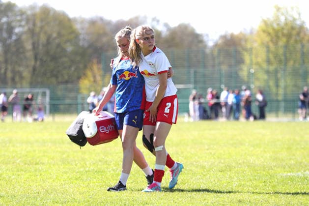 Sachsenpokal-Finale Frauen: Chemnitzer FC - RB Leipzig II; 01.05.2026 Zoe Werner (2, RB Leipzig II U20) muss verletzt vom Feld geführt werden. Sachsenpokal-Finale der Frauen Sachsenlotto-Landespokal: Chemnitzer FC vs. RB Leipzig II U20 im Auenstadion Flöha, 01.05.2026. Copyright: xBEAUTIFULxSPORTS JanxKaeferx