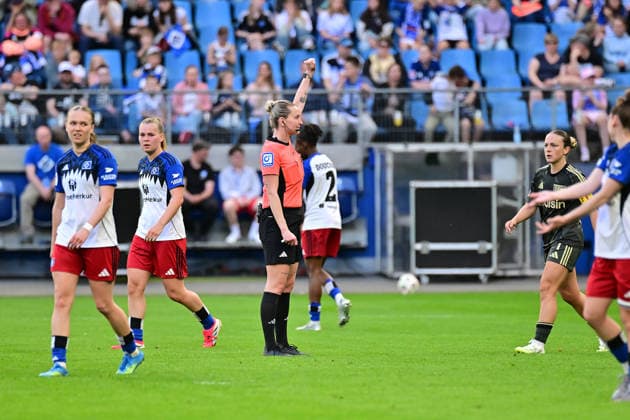 Fußball I Frauen I Saison 2025-2026 I Bundesliga I 24. Spieltag I Hamburger SV - 1. FC Union Berlin I 01.05.2026 Anna-Lena Heidenreich (Schiedsrichterin) entscheidet auf Abseits. Hamburg Volksparkstadion Hamburg Deutschland Copyright: xLobeca WolfxGebhardtx