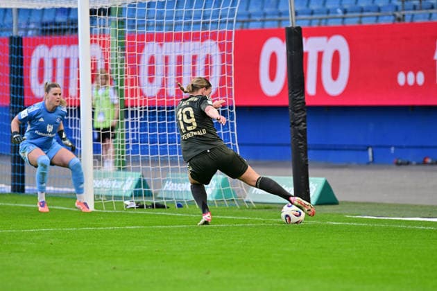 Fußball I Frauen I Saison 2025-2026 I Bundesliga I 24. Spieltag I Hamburger SV - 1. FC Union Berlin I 01.05.2026 Samantha Steuerwald (19, 1. FC Union Berlin) schießt auf das Tor. Hamburg Volksparkstadion Hamburg Deutschland Copyright: xLobeca WolfxGebhardtx