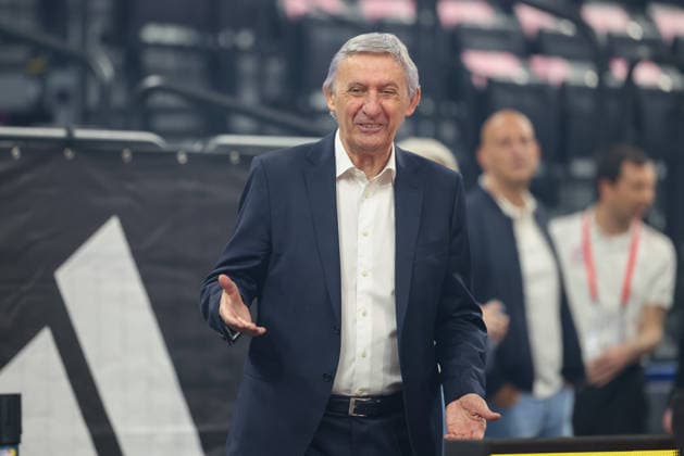 Svetislav Pesic (FC Bayern Basketball, Chef-Trainer) lacht vor dem Spiel, gestikulieren, Emotionen, GER, FC Bayern Basketball vs. Alba Berlin, Basketball, easycredit Basketball Bundesliga, 27. Spieltag, Saison 2025 2026, 01.05.2026, GER, FC Bayern Basketball vs. Alba Berlin, Basketball, easycredit Basketball Bundesliga, 27. Spieltag, Saison 2025 2026, 01.05.2026 Muenchen Copyright: xEibner-Pressefoto JennixMaulx EP_JML