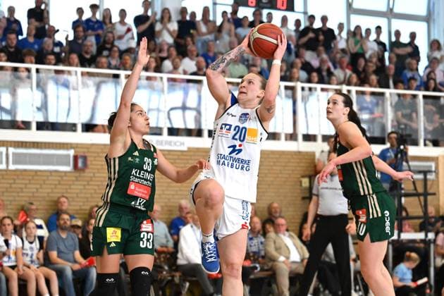 Basketball Toyota 1. Damen Bundesliga Finale um die Deutsche Meisterschaft 4. Spiel BC Pharmaserv Marburg - Rutronik Stars Keltern am 01.05.2026 in der Sporthalle am Georg-Gaßmann Stadion in Marburg Lea Debeljak ( Marburg ) gegen Karina Denislavova Konstantinova ( Keltern ) DFL regulations prohibit any use of photographs as image sequences and or quasi-video.