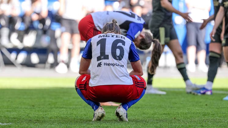 v.li.: Christin Meyer (Hamburger SV, HSV, 16) und Camilla Linberg (Hamburger SV, HSV, 47) enttäuscht schauend, Enttäuschung, DIE DFB-RICHTLINIEN UNTERSAGEN JEGLICHE NUTZUNG VON FOTOS ALS SEQUENZBILDER UND ODER VIDEOÄHNLICHE FOTOSTRECKEN. DFB REGULATIONS PROHIBIT ANY USE OF PHOTOGRAPHS AS IMAGE SEQUENCES AND OR QUASI-VIDEO., 01.05.2026, Hamburg (Deutschland), Fussball, Google Pixel Frauen-Bundesliga, Hamburger SV - 1. FC Union Berlin