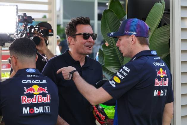 Sport Bilder des Tages Amerikanischer Komiker und Moderator, Jimmy Fallon und Max Verstappen (Oracle Red Bull Racing 3), Grosser Preis von Miami, Motorsport, Herren, Formel 1, Freies Training, 01.05.2026 Miami Florida USA *** American comedian and presenter, Jimmy Fallon and Max Verstappen Oracle Red Bull Racing 3 , Miami Grand Prix, Motorsport, Men, Formula 1, Free Practice, 01 05 2026 Miami Florida USA Copyright: xkolbert-press ChristianxKolbertx