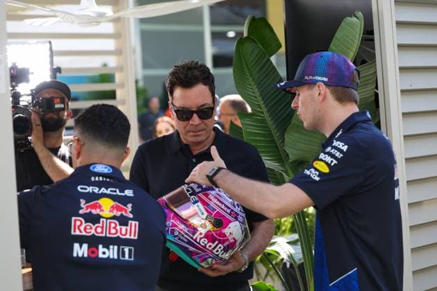 Amerikanischer Komiker und Moderator, Jimmy Fallon und Max Verstappen (Oracle Red Bull Racing 3), Grosser Preis von Miami, Motorsport, Herren, Formel 1, Freies Training, 01.05.2026 Miami Florida USA
