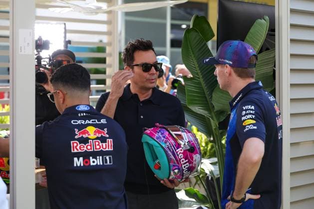 Amerikanischer Komiker und Moderator, Jimmy Fallon und Max Verstappen (Oracle Red Bull Racing 3), Grosser Preis von Miami, Motorsport, Herren, Formel 1, Freies Training, 01.05.2026 Miami Florida USA