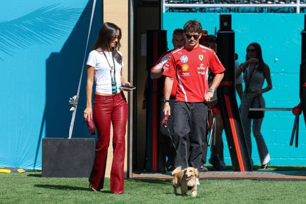 Ehefrau Alexandra Saint Mleux von Charles Leclerc (Scuderia Ferrari HP 16) und Charles Leclerc (Scuderia Ferrari HP 16), Grosser Preis von Miami, Motorsport, Herren, Formel 1, Freies Training, 01.05.2026 Miami Florida USA