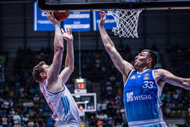 easyCredit Basketball Bundesliga, Frankfurt Skyliners vs.Telekom Baskets Bonn, 01.05.2026 Patrick Heckmann (Telekom Baskets Bonn 33) und Ryan Hawkins (SKYLINERS FRANKFURT 33) -- easyCredit Basketball Bundesliga, Frankfurt Skyliners vs.Telekom Baskets Bonn, 01.05.2026, SÜWAG ENERGIE Arena Frankfurt-- easyCredit Basketball Bundesliga, Frankfurt Skyliners vs.Telekom Baskets Bonn, 01.05.2026, SÜWAG ENERGIE Arena Frankfurt Copyright: xBEAUTIFULxSPORTS Derixx