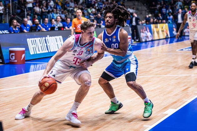 easyCredit Basketball Bundesliga, Frankfurt Skyliners vs.Telekom Baskets Bonn, 01.05.2026 Patrick Heckmann (Telekom Baskets Bonn 33) und Tyger Campbell (SKYLINERS FRANKFURT 00) -- easyCredit Basketball Bundesliga, Frankfurt Skyliners vs.Telekom Baskets Bonn, 01.05.2026, SÜWAG ENERGIE Arena Frankfurt Copyright: xBEAUTIFULxSPORTS Derixx