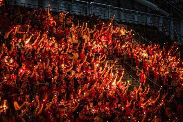 easyCredit Basketball Bundesliga, Frankfurt Skyliners vs.Telekom Baskets Bonn, 01.05.2026 Die Bonner Fans haben Wunderkerzen mitgebracht -- easyCredit Basketball Bundesliga, Frankfurt Skyliners vs.Telekom Baskets Bonn, 01.05.2026, SÜWAG ENERGIE Arena Frankfurt Copyright: xBEAUTIFULxSPORTS Derixx