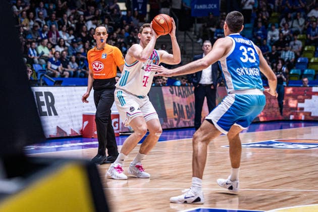 easyCredit Basketball Bundesliga, Frankfurt Skyliners vs.Telekom Baskets Bonn, 01.05.2026 Patrick Heckmann (Telekom Baskets Bonn 33) und Ryan Hawkins (SKYLINERS FRANKFURT 33) -- easyCredit Basketball Bundesliga, Frankfurt Skyliners vs.Telekom Baskets Bonn, 01.05.2026, SÜWAG ENERGIE Arena Frankfurt Copyright: xBEAUTIFULxSPORTS Derixx