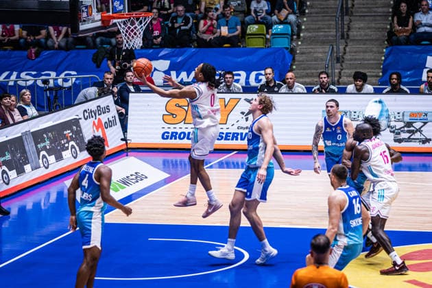 easyCredit Basketball Bundesliga, Frankfurt Skyliners vs.Telekom Baskets Bonn, 01.05.2026 Jalen Finch (Telekom Baskets Bonn 0) punktet am Korb -- easyCredit Basketball Bundesliga, Frankfurt Skyliners vs.Telekom Baskets Bonn, 01.05.2026, SÜWAG ENERGIE Arena Frankfurt Copyright: xBEAUTIFULxSPORTS Derixx