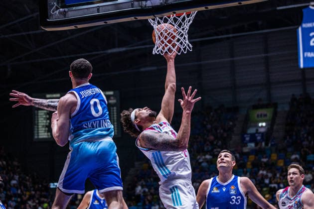 easyCredit Basketball Bundesliga, Frankfurt Skyliners vs.Telekom Baskets Bonn, 01.05.2026 Michael Kessens (Telekom Baskets Bonn 6) punktet am Korb -- easyCredit Basketball Bundesliga, Frankfurt Skyliners vs.Telekom Baskets Bonn, 01.05.2026, SÜWAG ENERGIE Arena Frankfurt Copyright: xBEAUTIFULxSPORTS Derixx
