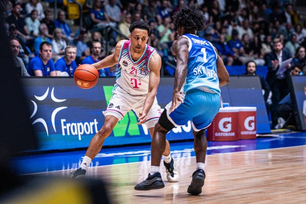 easyCredit Basketball Bundesliga, Frankfurt Skyliners vs.Telekom Baskets Bonn, 01.05.2026 Joel Aminu (Telekom Baskets Bonn 21) und Isaiah Swope (SKYLINERS FRANKFURT 1) -- easyCredit Basketball Bundesliga, Frankfurt Skyliners vs.Telekom Baskets Bonn, 01.05.2026, SÜWAG ENERGIE Arena Frankfurt Copyright: xBEAUTIFULxSPORTS Derixx