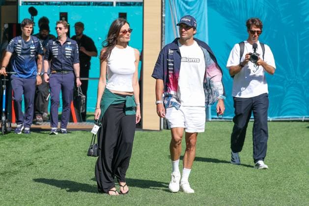 l-r: Lebensgefaehrtin Rebecca Donaldson von Carlos Sainz jr. (Atlassian Williams Racing 55) und Carlos Sainz jr. (Atlassian Williams Racing 55), Grosser Preis von Miami, Motorsport, Herren, Formel 1, Freies Training, 01.05.2026 Miami Florida USA