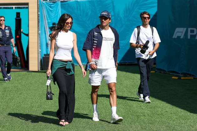 l-r: Lebensgefaehrtin Rebecca Donaldson von Carlos Sainz jr. (Atlassian Williams Racing 55) und Carlos Sainz jr. (Atlassian Williams Racing 55), Grosser Preis von Miami, Motorsport, Herren, Formel 1, Freies Training, 01.05.2026 Miami Florida USA