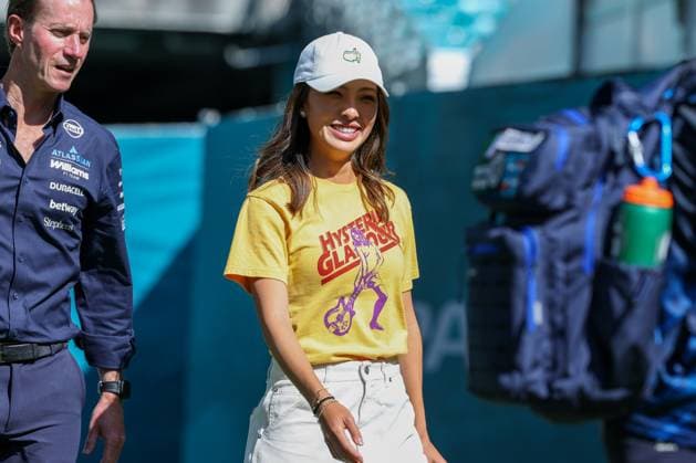 Partnerin Lily Muni He von Alexander Albon (Atlassian Williams Racing 23), Grosser Preis von Miami, Motorsport, Herren, Formel 1, Freies Training, 01.05.2026 Alexander Albon (Atlassian Williams Racing 23) Miami Florida USA