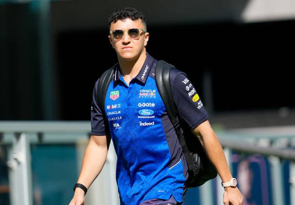 Isack Hadjar (Oracle Red Bull Racing, Frankreich, 06) trifft im Teambereich ein. USA, Formel 1 Weltmeisterschaft, Miami Grand Prix, Miami International Autodrome, Miami Gardens, Trainingstag, Saison 2026, 01.05.2026 USA, Formel 1 Weltmeisterschaft, Miami Grand Prix, Miami International Autodrome, Miami Gardens, Trainingstag, Saison 2026, 01.05.2026 Miami Gardens Copyright: xEibner-Pressefoto ScottxColemanx EP_SCN