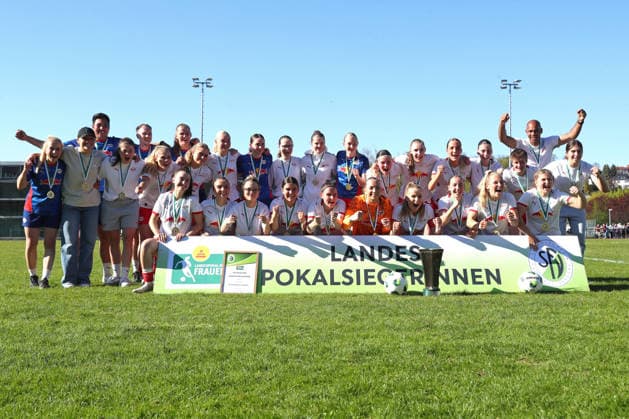 Sachsenpokal-Finale Frauen: Chemnitzer FC - RB Leipzig II; 01.05.2026 Das Team von RB Leipzig II bejubelt gemeinsam den Sachsenpokal-Sieg. Freude, Emotionen. Sachsenpokal-Finale der Frauen Sachsenlotto-Landespokal: Chemnitzer FC vs. RB Leipzig II U20 im Auenstadion Flöha, 01.05.2026. Copyright: xBEAUTIFULxSPORTS JanxKaeferx