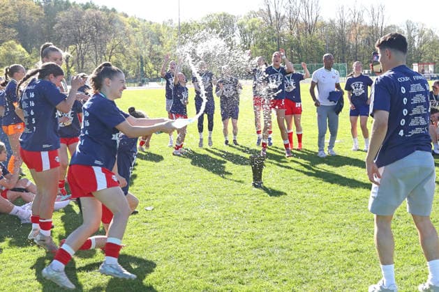 Sachsenpokal-Finale Frauen: Chemnitzer FC - RB Leipzig II; 01.05.2026 Wasserdusche für die Kolleginnen: RB Leipzig II bejubelt den erneuten Sachsenpokal-Sieg. Freude, Emotionen Sachsenpokal-Finale der Frauen Sachsenlotto-Landespokal: Chemnitzer FC vs. RB Leipzig II U20 im Auenstadion Flöha, 01.05.2026. Copyright: xBEAUTIFULxSPORTS JanxKaeferx