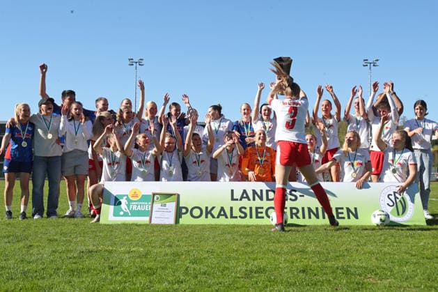 Sachsenpokal-Finale Frauen: Chemnitzer FC - RB Leipzig II; 01.05.2026 Kapitänin Nele Braunsdorf (3, RB Leipzig II U20) präsentiert ihrem Team den Pokal. Jubel, Freude, Pokalsieg. Sachsenpokal-Finale der Frauen Sachsenlotto-Landespokal: Chemnitzer FC vs. RB Leipzig II U20 im Auenstadion Flöha, 01.05.2026. Copyright: xBEAUTIFULxSPORTS JanxKaeferx