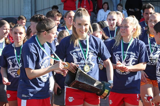 Sachsenpokal-Finale Frauen: Chemnitzer FC - RB Leipzig II; 01.05.2026 Kapitänin Nele Braunsdorf (3, RB Leipzig II U20) mit der Pokal-Trophäe. Sachsenpokal-Finale der Frauen Sachsenlotto-Landespokal: Chemnitzer FC vs. RB Leipzig II U20 im Auenstadion Flöha, 01.05.2026. Copyright: xBEAUTIFULxSPORTS JanxKaeferx