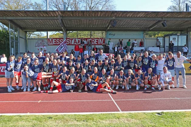 Sachsenpokal-Finale Frauen: Chemnitzer FC - RB Leipzig II; 01.05.2026 Das Team von RB Leipzig II bejubelt gemeinsam vor dem Fanblock den erneuten Sachsenpokal-Sieg. Freude, Emotionen, Mannschaftsfoto. Sachsenpokal-Finale der Frauen Sachsenlotto-Landespokal: Chemnitzer FC vs. RB Leipzig II U20 im Auenstadion Flöha, 01.05.2026. Copyright: xBEAUTIFULxSPORTS JanxKaeferx