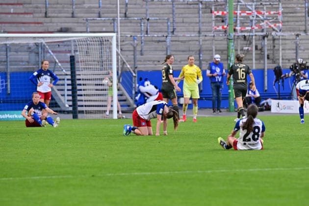 Fußball I Frauen I Saison 2025-2026 I Bundesliga I 24. Spieltag I Hamburger SV - 1. FC Union Berlin I 01.05.2026 Enttäuschte Spielerinnen der Hamburger SV Frauen, die nach dem Spiel die Köpfe hängen lassen. Hamburg Volksparkstadion Hamburg Deutschland Copyright: xLobeca WolfxGebhardtx
