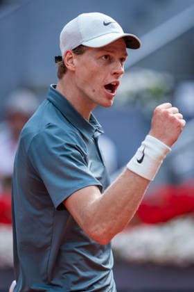 Mutua Madrid Open - Day Twelve MADRID, SPAIN - MAY 1: Jannik Sinner of Italy celebrates the victory against Arthur Fils of France during the MenÕs Singles Semi-Final match on day Twelve during the Mutua Madrid Open 2026 tournament celebrated at La Caja Magica on May 1, 2026 in Madrid, Spain. Madrid La Caja Magica Madrid Spain Copyright: xAlbertoxGardinx AGardin_20260501_Tennis_Madrid_Day12_0109