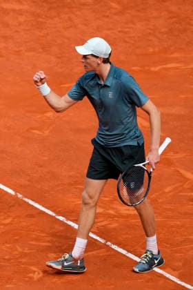 Mutua Madrid Open - Day Twelve Jannik Sinner of Italy celebrates the victory after winning against Arthur Fils of France during Men s Singles semi-final match on Day twelve of the Mutua Madrid Open 2026, ATP, Tennis Herren Masters 1000 and WTA, Tennis Damen 1000 tournament celebrates at La Caja Magica on May 1, 2026 in Madrid, Spain. Madrid Spain  Copyright: xJosexBretonx originalFilename:bretonhernandez-mutuamad260501_npdPE.jpg