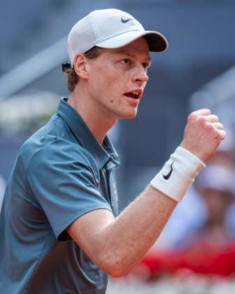 Mutua Madrid Open - Day Twelve MADRID, SPAIN - MAY 1: Jannik Sinner of Italy celebrates the victory against Arthur Fils of France during the MenÕs Singles Semi-Final match on day Twelve during the Mutua Madrid Open 2026 tournament celebrated at La Caja Magica on May 1, 2026 in Madrid, Spain. Madrid La Caja Magica Madrid Spain Copyright: xAlbertoxGardinx AGardin_20260501_Tennis_Madrid_Day12_0111
