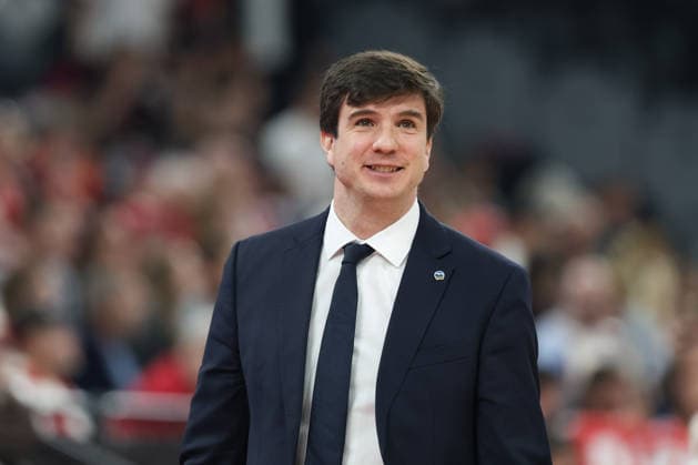 Pedro Calles (Alba Berlin, Chef-Trainer) lacht vor dem Spiel, GER, FC Bayern Basketball vs. Alba Berlin, Basketball, easycredit Basketball Bundesliga, 27. Spieltag, Saison 2025 2026, 01.05.2026, GER, FC Bayern Basketball vs. Alba Berlin, Basketball, easycredit Basketball Bundesliga, 27. Spieltag, Saison 2025 2026, 01.05.2026 Muenchen Copyright: xEibner-Pressefoto JennixMaulx EP_JML