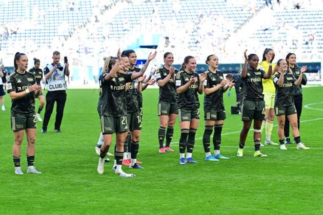 Fußball I Frauen I Saison 2025-2026 I Bundesliga I 24. Spieltag I Hamburger SV - 1. FC Union Berlin I 01.05.2026 Die Mannschaft von 1. FC Union Berlin feiert mit ihren Fans. Hamburg Volksparkstadion Hamburg Deutschland Copyright: xLobeca WolfxGebhardtx