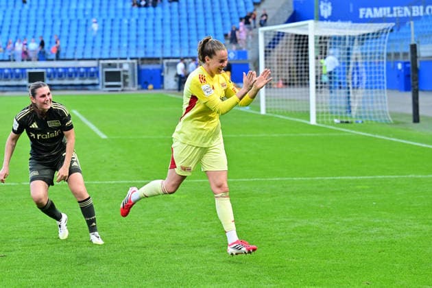 Fußball I Frauen I Saison 2025-2026 I Bundesliga I 24. Spieltag I Hamburger SV - 1. FC Union Berlin I 01.05.2026 Cara Bösl (1, 1. FC Union Berlin) läuft zu ihren Fans zum feiern. Hamburg Volksparkstadion Hamburg Deutschland Copyright: xLobeca WolfxGebhardtx