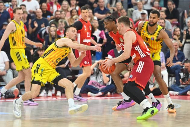 Andreas OBST (FCB), Aktion,Zweikampf gegen Elias RAPIEQUE (Berlin). Basketball BBL,Saison 2025 2026 FC Bayern Muenchen-Alba Berlin am 01.05.2026, S A P G A R D EN