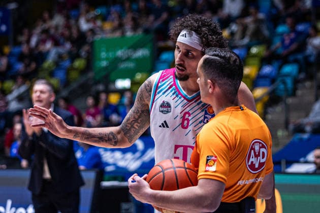 easyCredit Basketball Bundesliga, Frankfurt Skyliners vs.Telekom Baskets Bonn, 01.05.2026 Michael Kessens (Telekom Baskets Bonn 6) im Gespräch mit dem Schiedsrichter -- easyCredit Basketball Bundesliga, Frankfurt Skyliners vs.Telekom Baskets Bonn, 01.05.2026, SÜWAG ENERGIE Arena Frankfurt Copyright: xBEAUTIFULxSPORTS Derixx