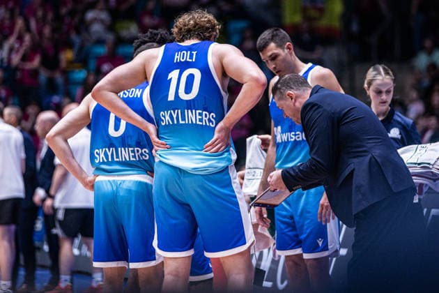 easyCredit Basketball Bundesliga, Frankfurt Skyliners vs.Telekom Baskets Bonn, 01.05.2026 Klaus Perwas (SKYLINERS FRANKFURT Head Coach) bittet sein Team zum Gespräch -- easyCredit Basketball Bundesliga, Frankfurt Skyliners vs.Telekom Baskets Bonn, 01.05.2026, SÜWAG ENERGIE Arena Frankfurt Copyright: xBEAUTIFULxSPORTS Derixx